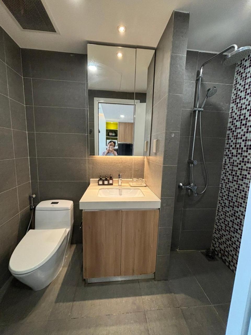 One Bedroom Apartment At Republic Plaza - Pool & City View *